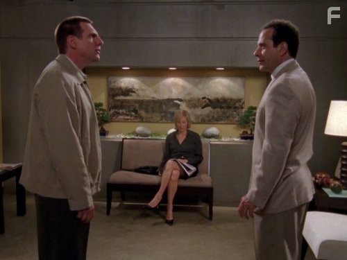 Tony Shalhoub, Traylor Howard, Tim Bagley, and Max Morrow in Дефективный детектив (2002)