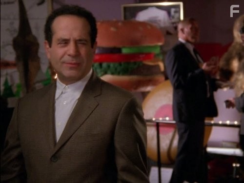 Tony Shalhoub in Дефективный детектив (2002)