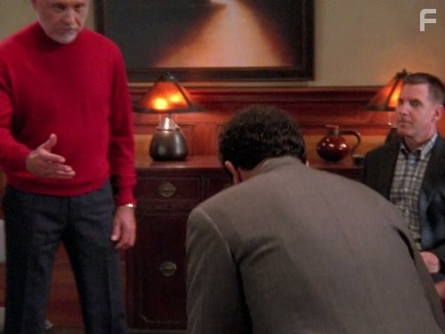 Hector Elizondo and Tim Bagley in Дефективный детектив (2002)