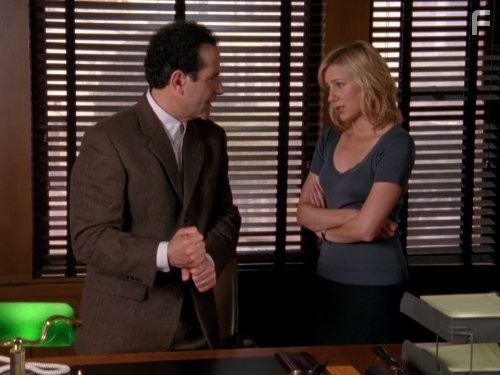Tony Shalhoub and Traylor Howard in Дефективный детектив (2002)