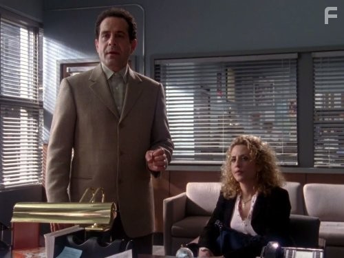 Tony Shalhoub and Bitty Schram in Дефективный детектив (2002)