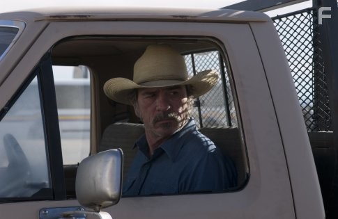 Tommy Lee Jones in Три могилы (2005)