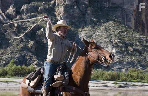 Tommy Lee Jones in Три могилы (2005)