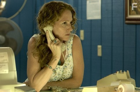 Melissa Leo in Три могилы (2005)