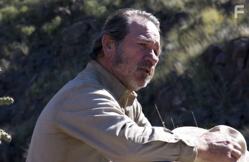 Tommy Lee Jones in Три могилы (2005)