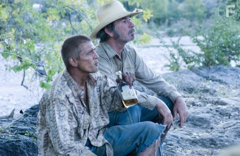 Tommy Lee Jones and Barry Pepper in Три могилы (2005)
