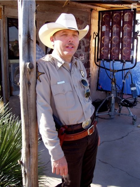 Dwight Yoakam in Три могилы (2005)