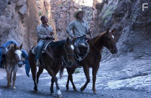 Tommy Lee Jones and Barry Pepper in Три могилы (2005)