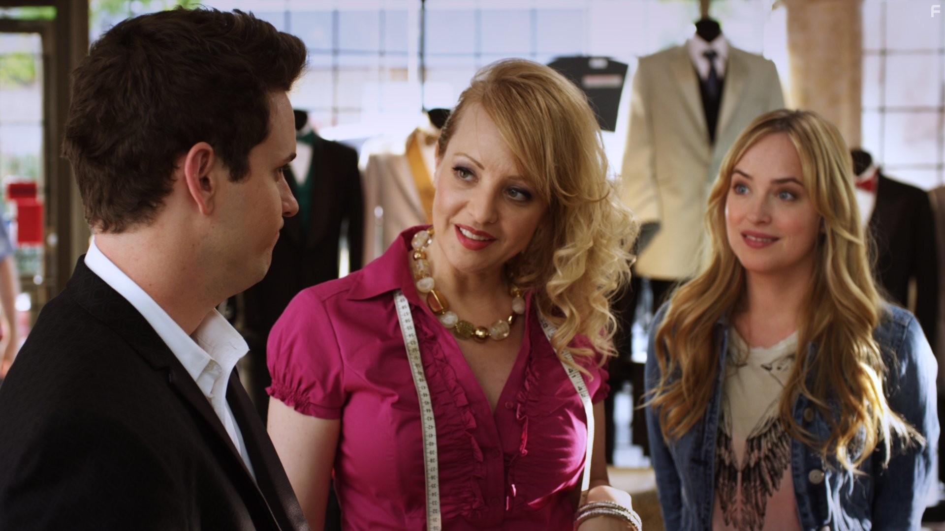 Dakota Johnson, Wendi McLendon-Covey, and Hunter Cope in Мой друг - гей (2014)