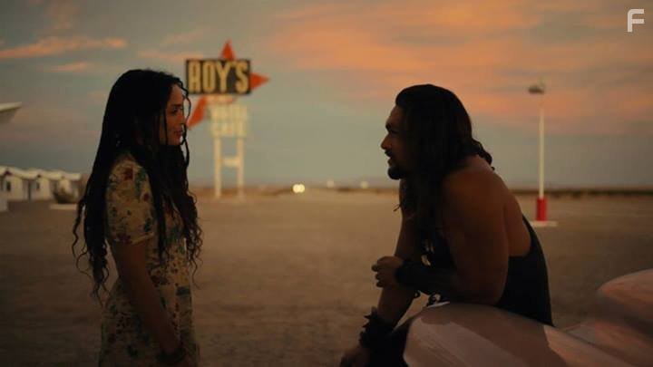 Lisa Bonet and Jason Momoa in Путь в Палому (2014)