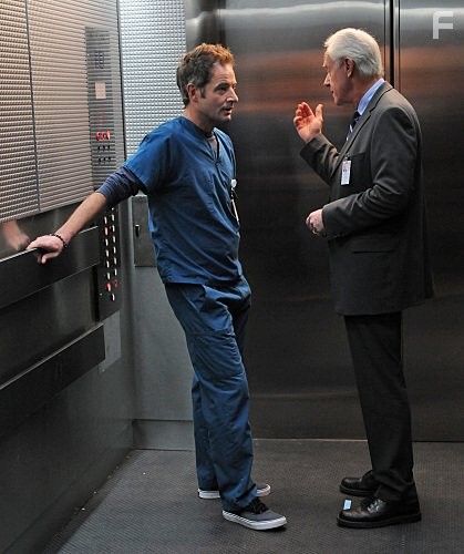 Jeremy Northam and Mike Farrell in Miami Medical (2010)