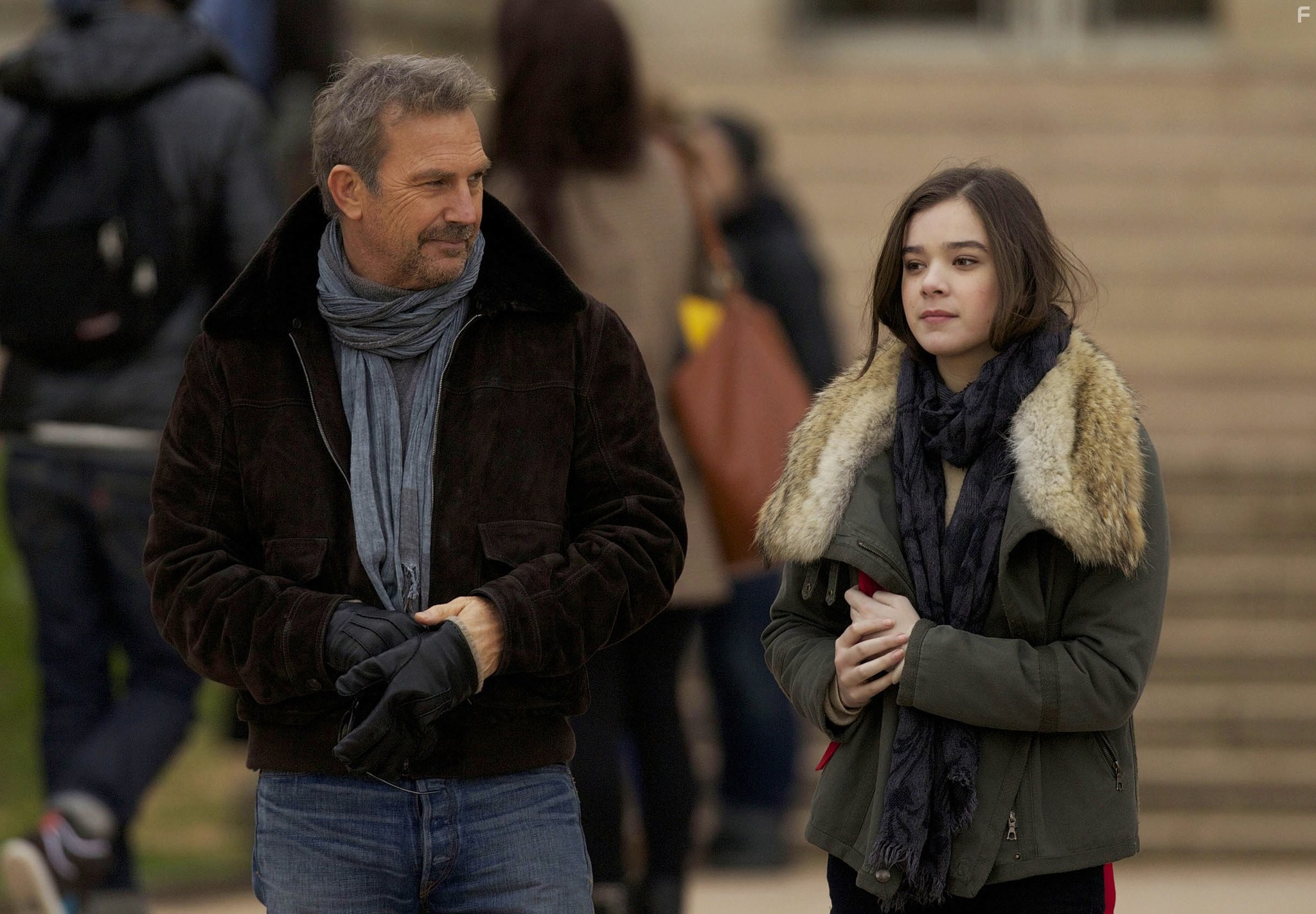 Kevin Costner and Hailee Steinfeld in 3 дня нa убийство (2014)