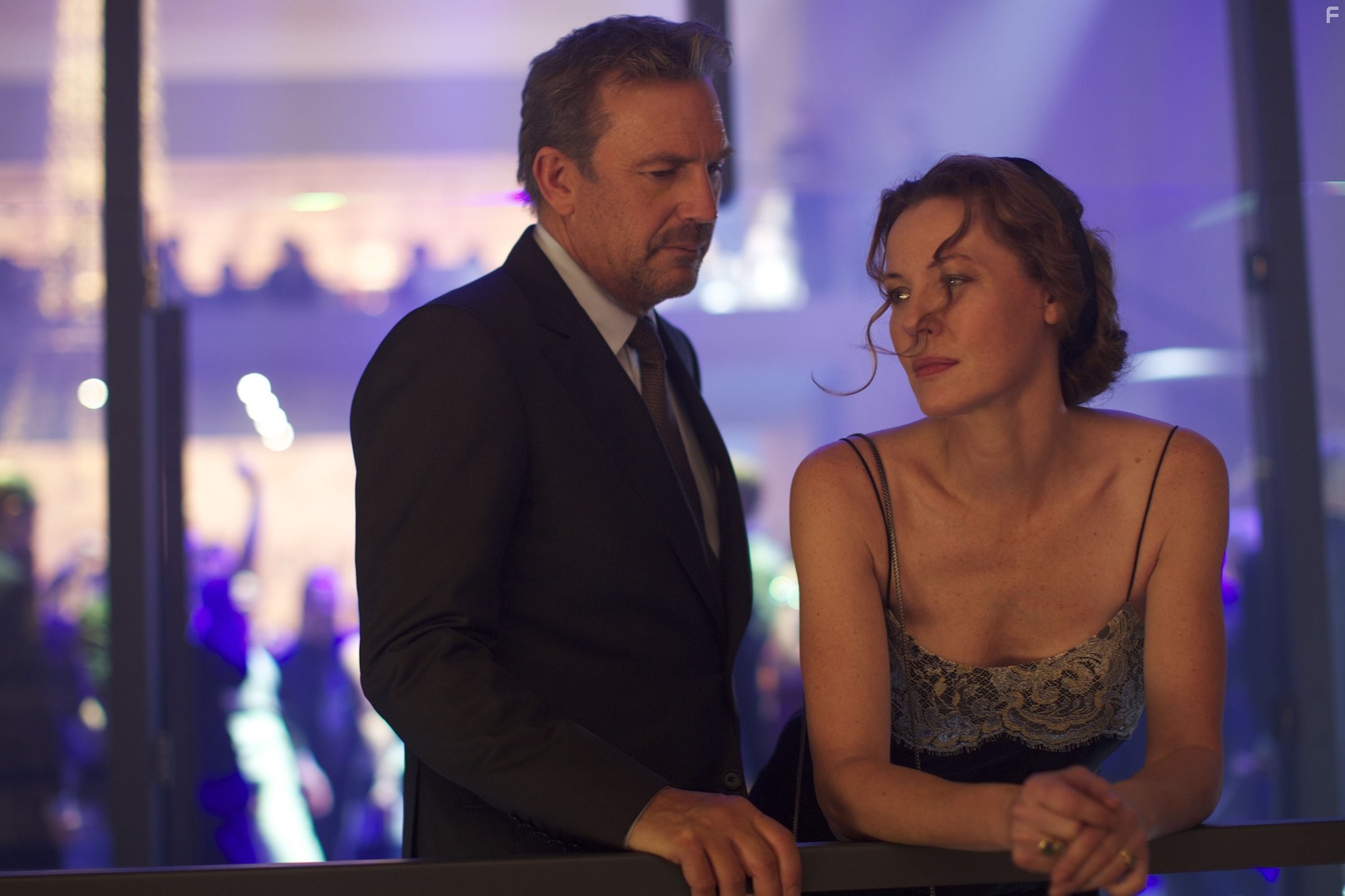 Kevin Costner and Connie Nielsen in 3 дня нa убийство (2014)