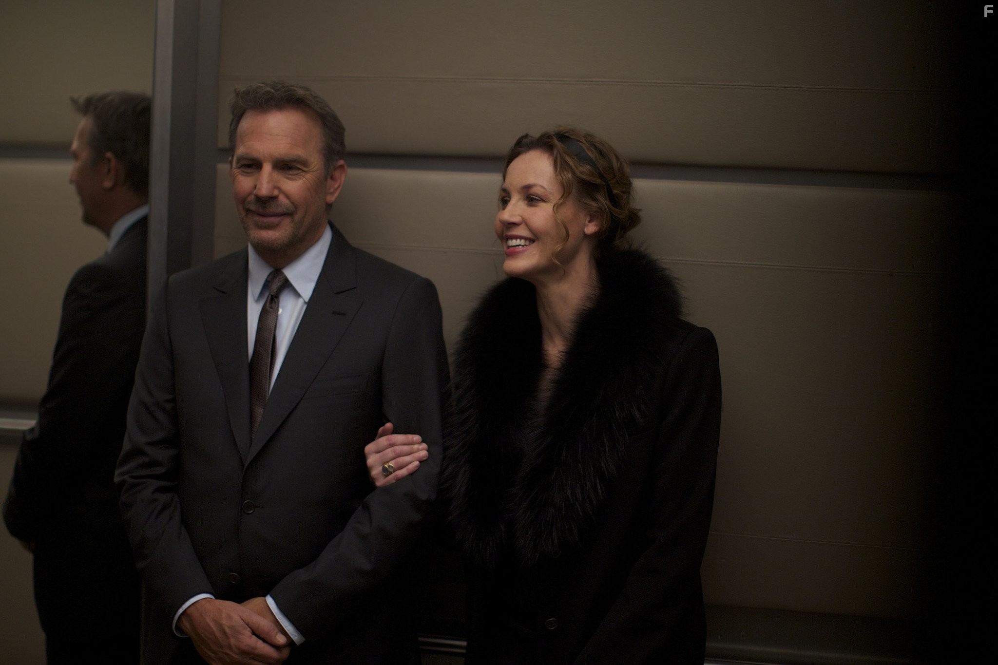 Kevin Costner and Connie Nielsen in 3 дня нa убийство (2014)