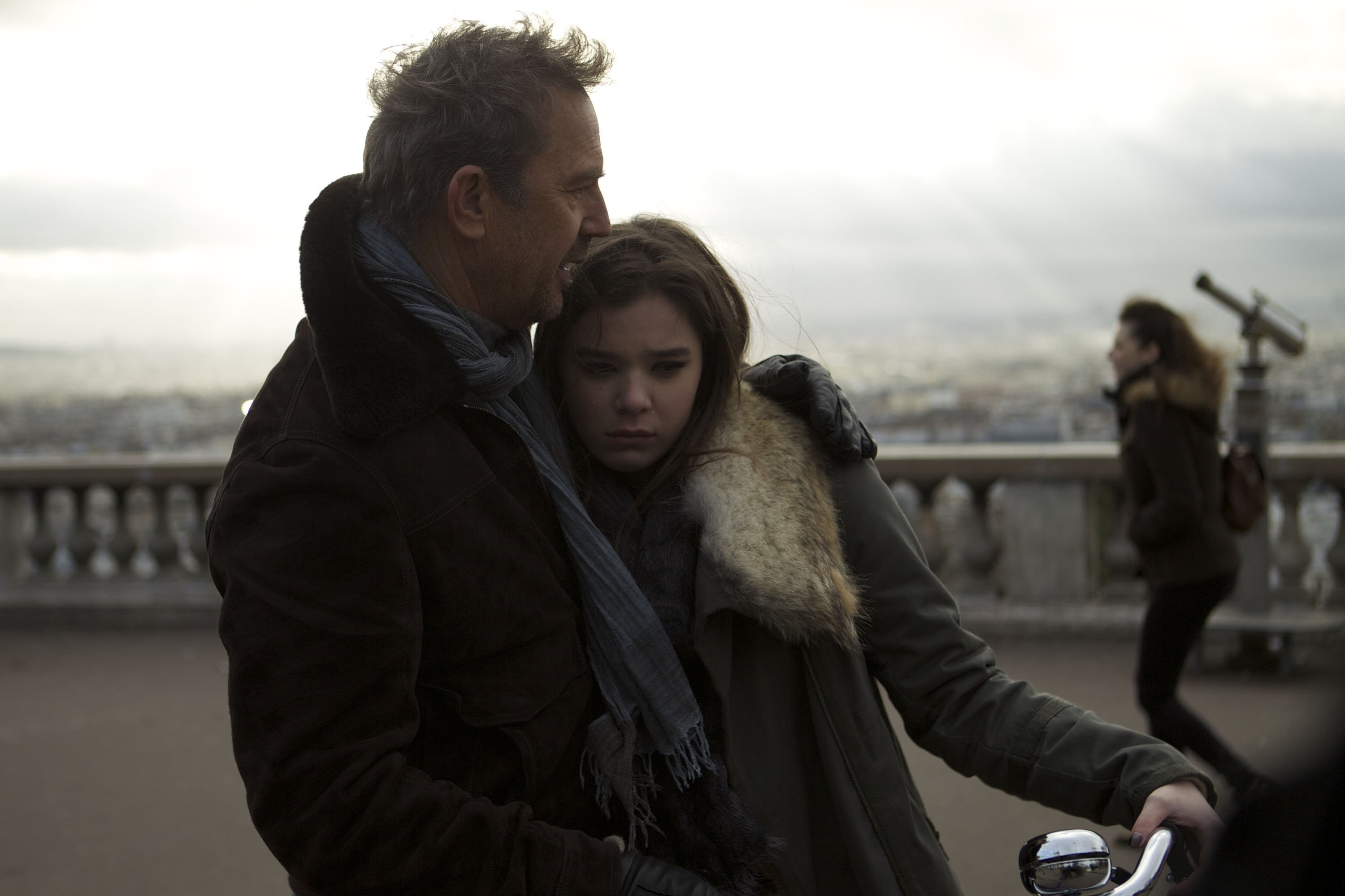 Kevin Costner and Hailee Steinfeld in 3 дня нa убийство (2014)