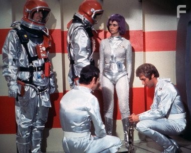 Gabrielle Drake in Н.Л.О. (1970)