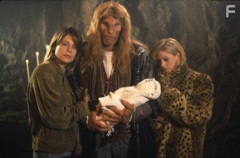 Linda Hamilton and Ron Perlman in Красавица и чудовище (1987)