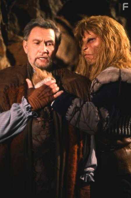 Ron Perlman and Roy Dotrice in Красавица и чудовище (1987)