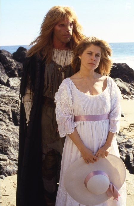 Linda Hamilton and Ron Perlman in Красавица и чудовище (1987)