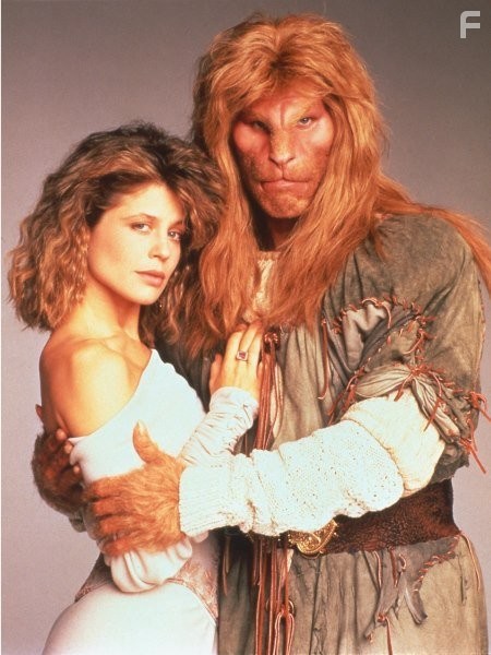 Linda Hamilton and Ron Perlman in Красавица и чудовище (1987)