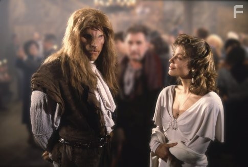 Linda Hamilton and Ron Perlman in Красавица и чудовище (1987)