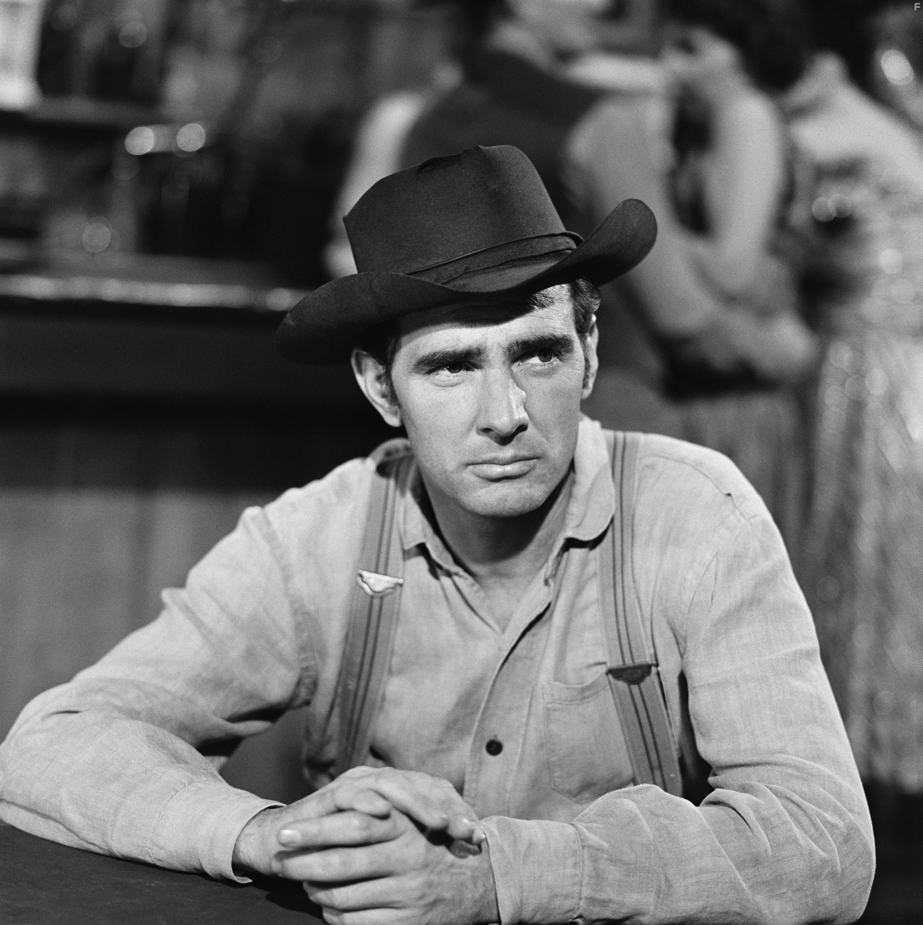 Dennis Weaver in Дымок из ствола (1955)