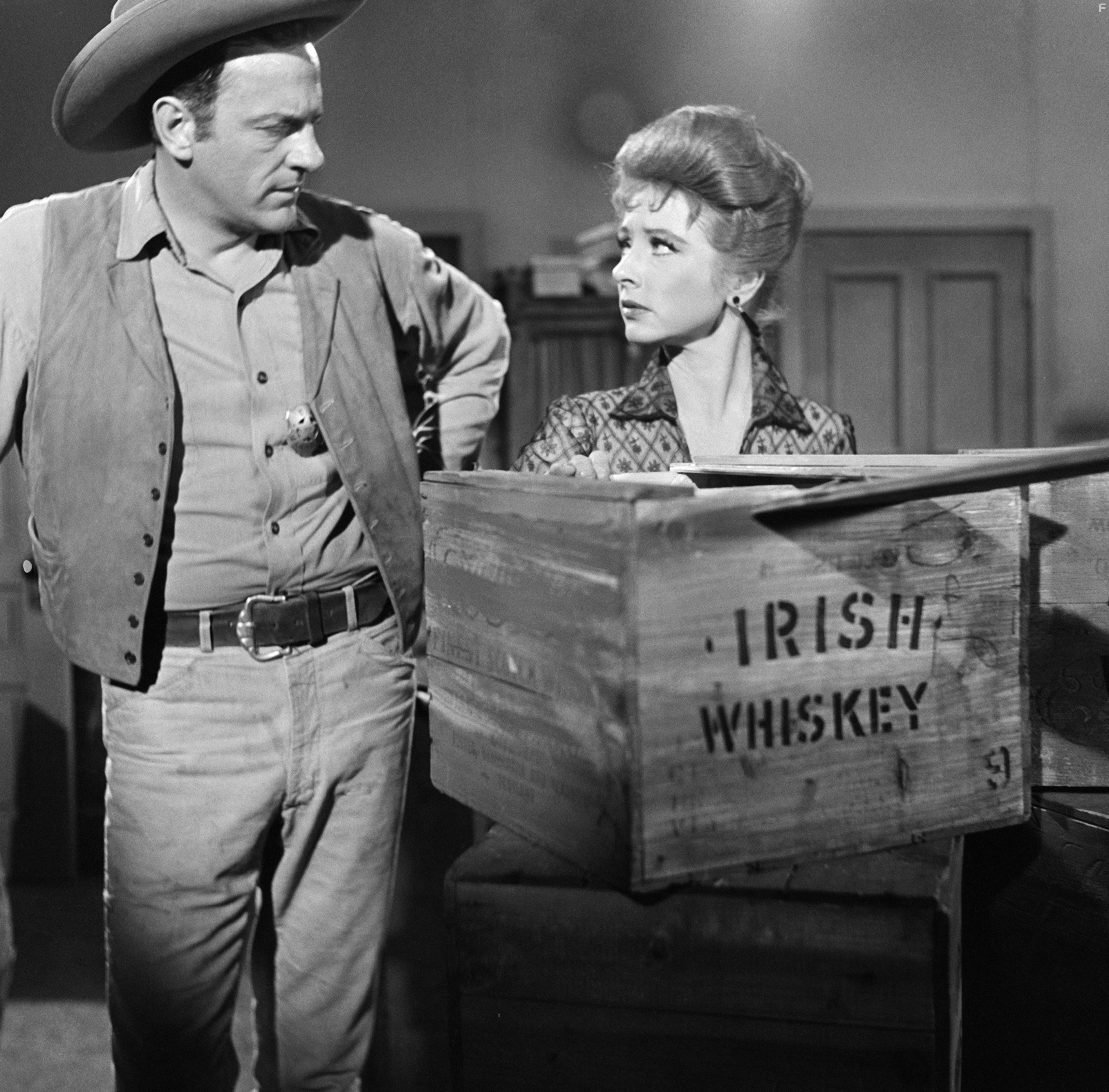 James Arness and Amanda Blake in Дымок из ствола (1955)