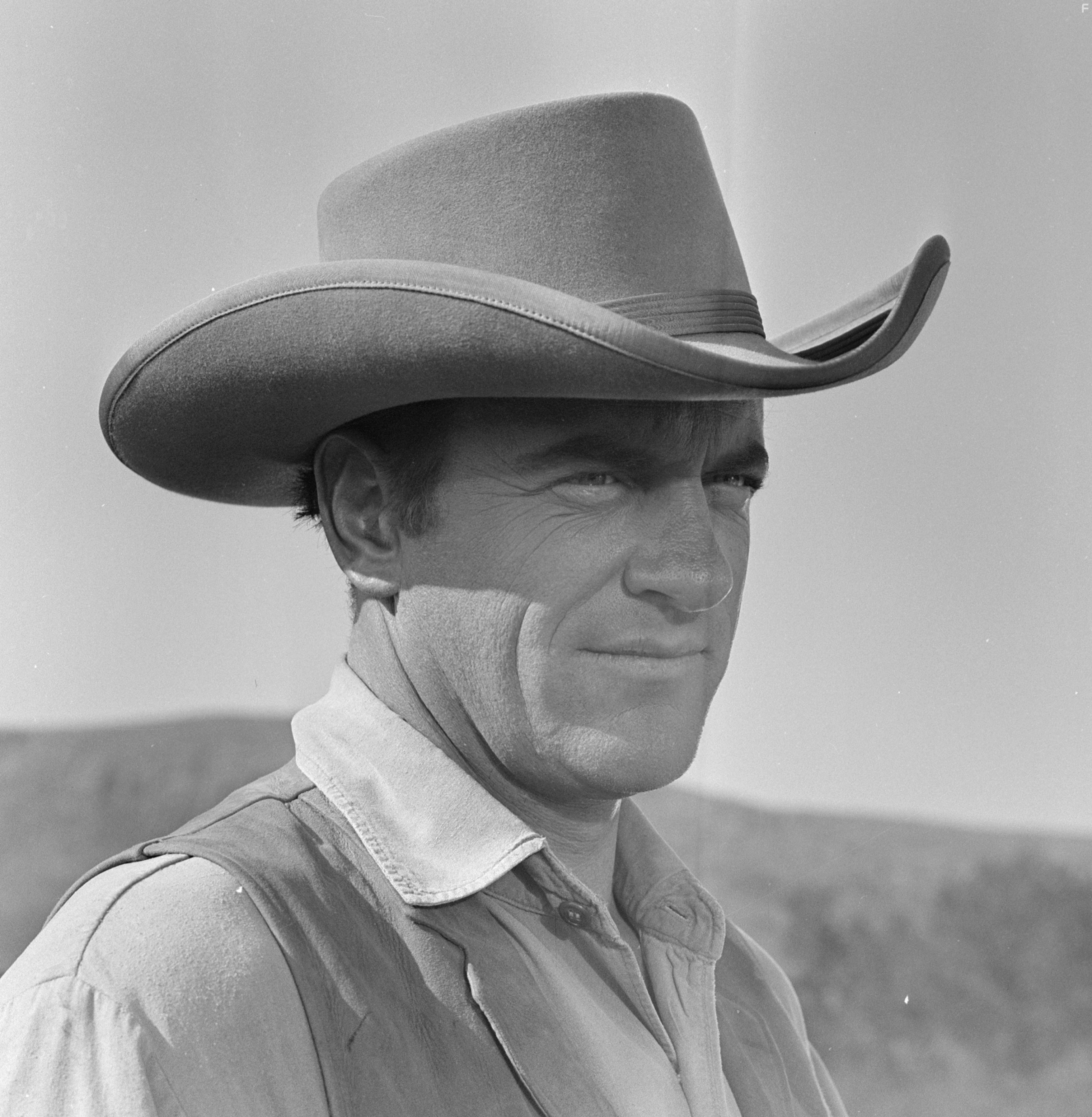 James Arness in Дымок из ствола (1955)