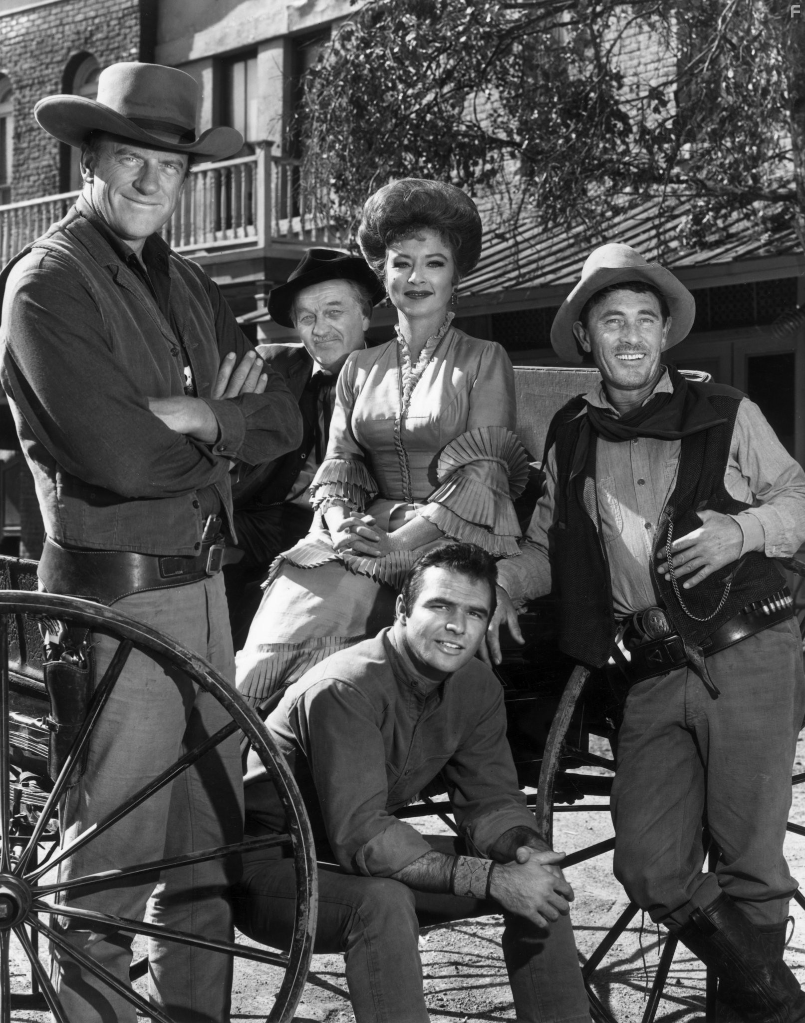 Burt Reynolds, James Arness, Amanda Blake, Ken Curtis, and Milburn Stone in Дымок из ствола (1955)