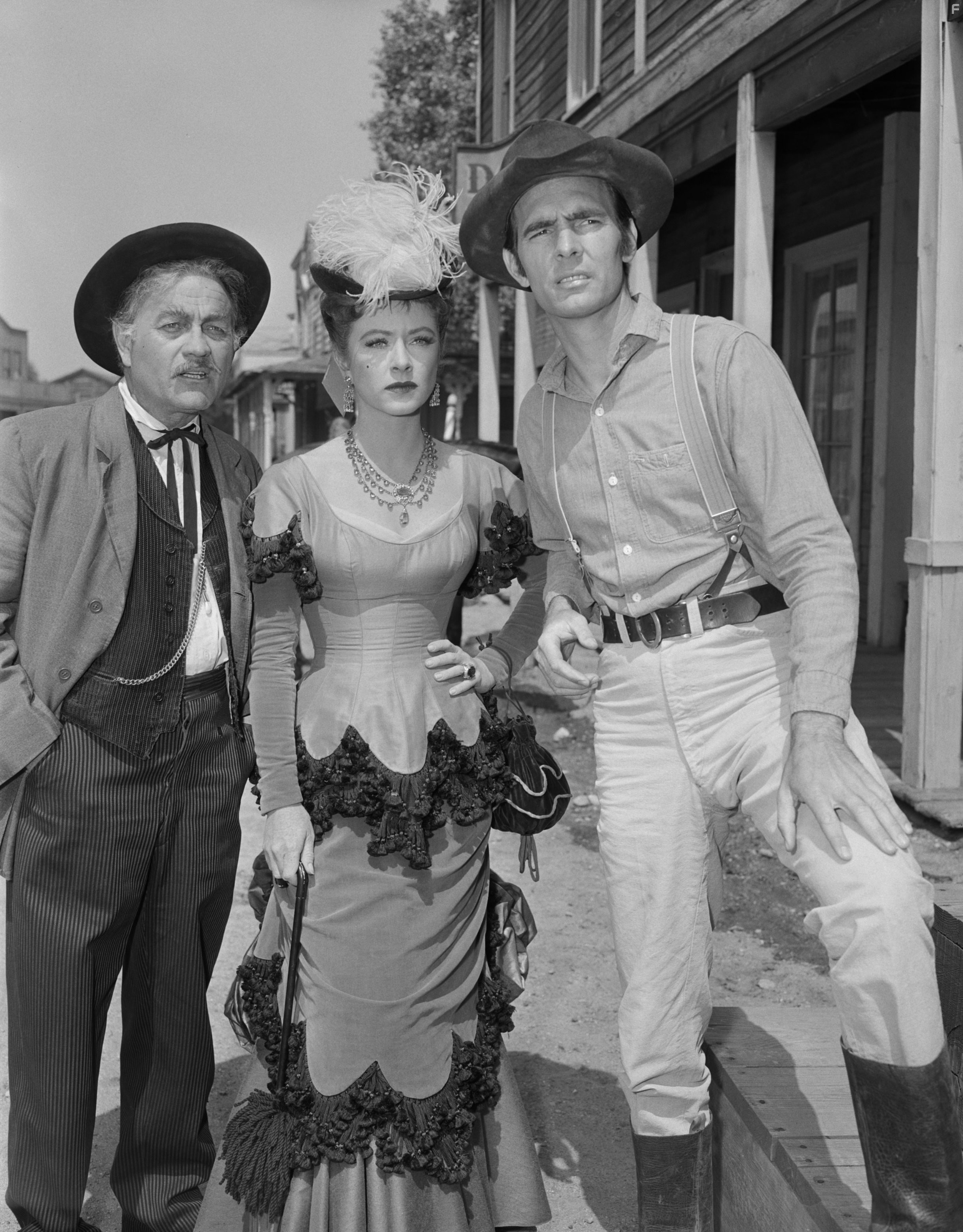 Amanda Blake, Milburn Stone, and Dennis Weaver in Дымок из ствола (1955)