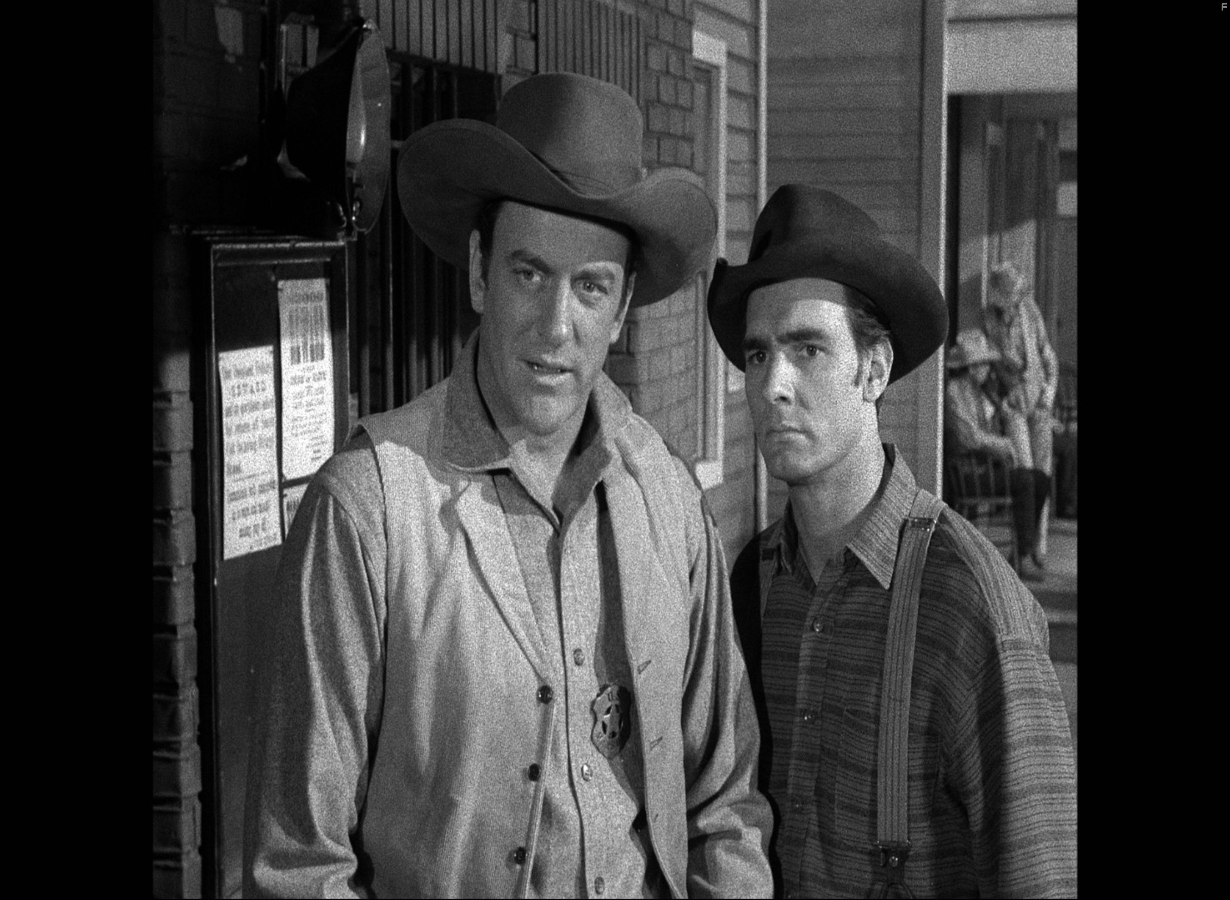 James Arness and Dennis Weaver in Дымок из ствола (1955)
