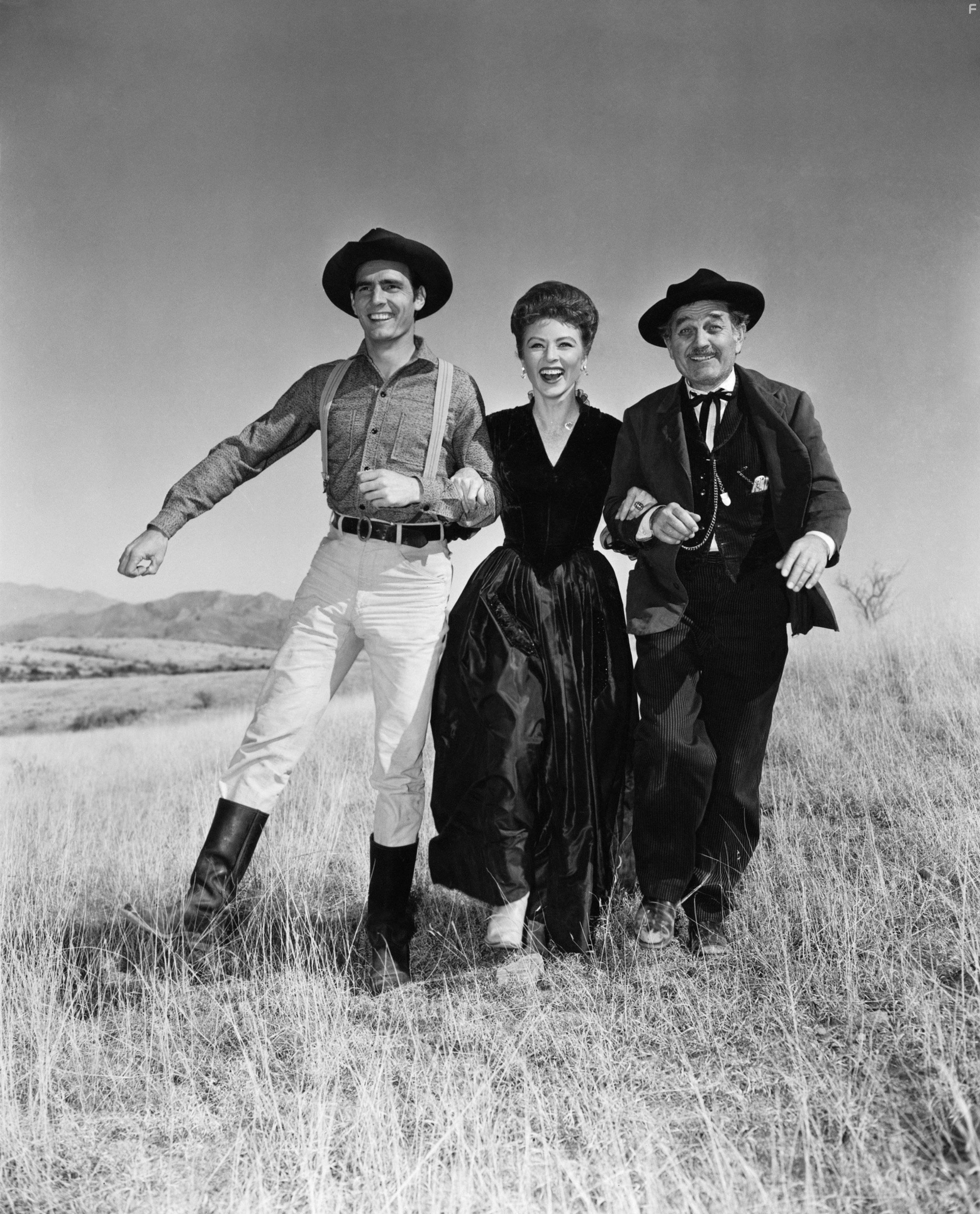 Amanda Blake, Milburn Stone, and Dennis Weaver in Дымок из ствола (1955)