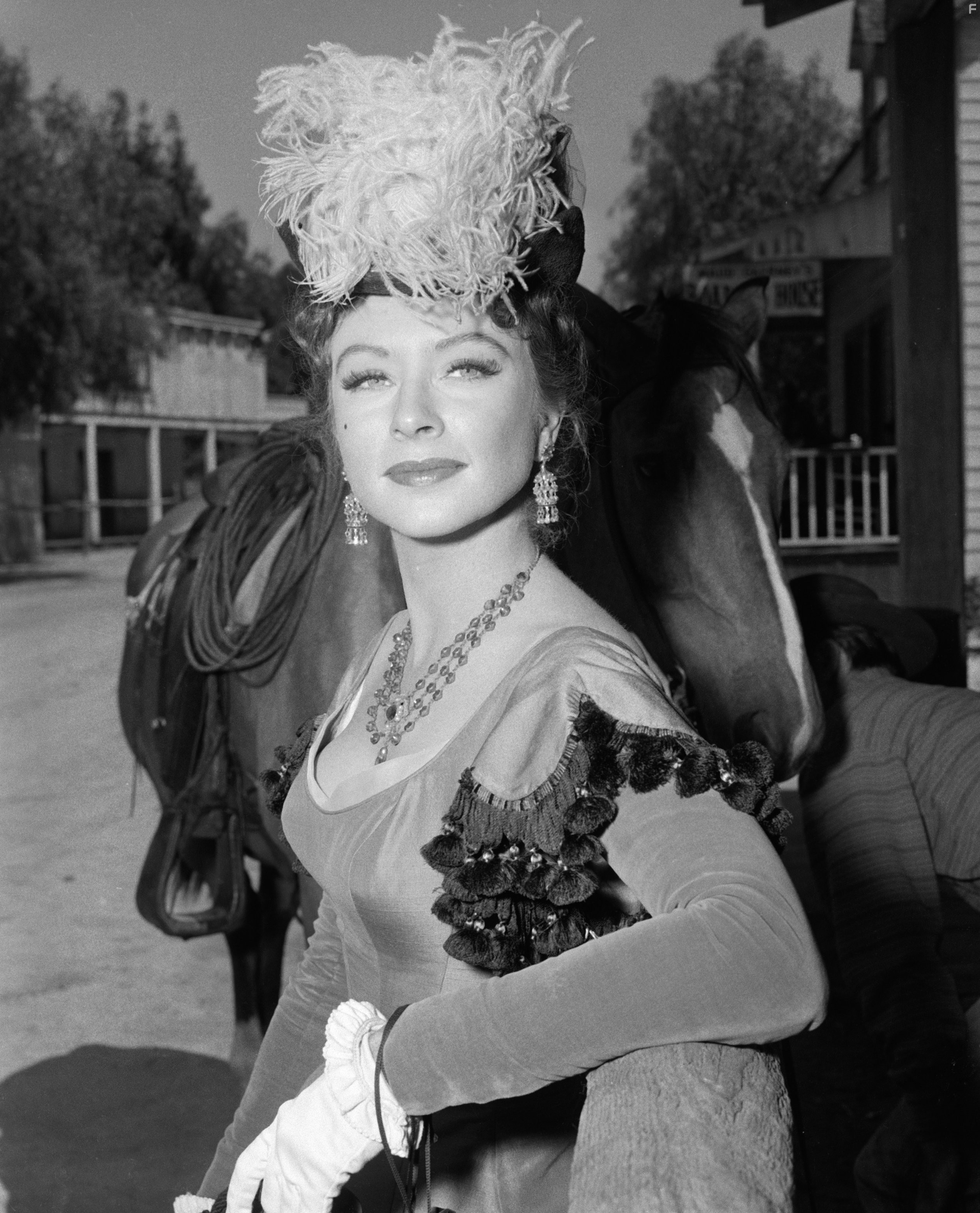Amanda Blake in Дымок из ствола (1955)