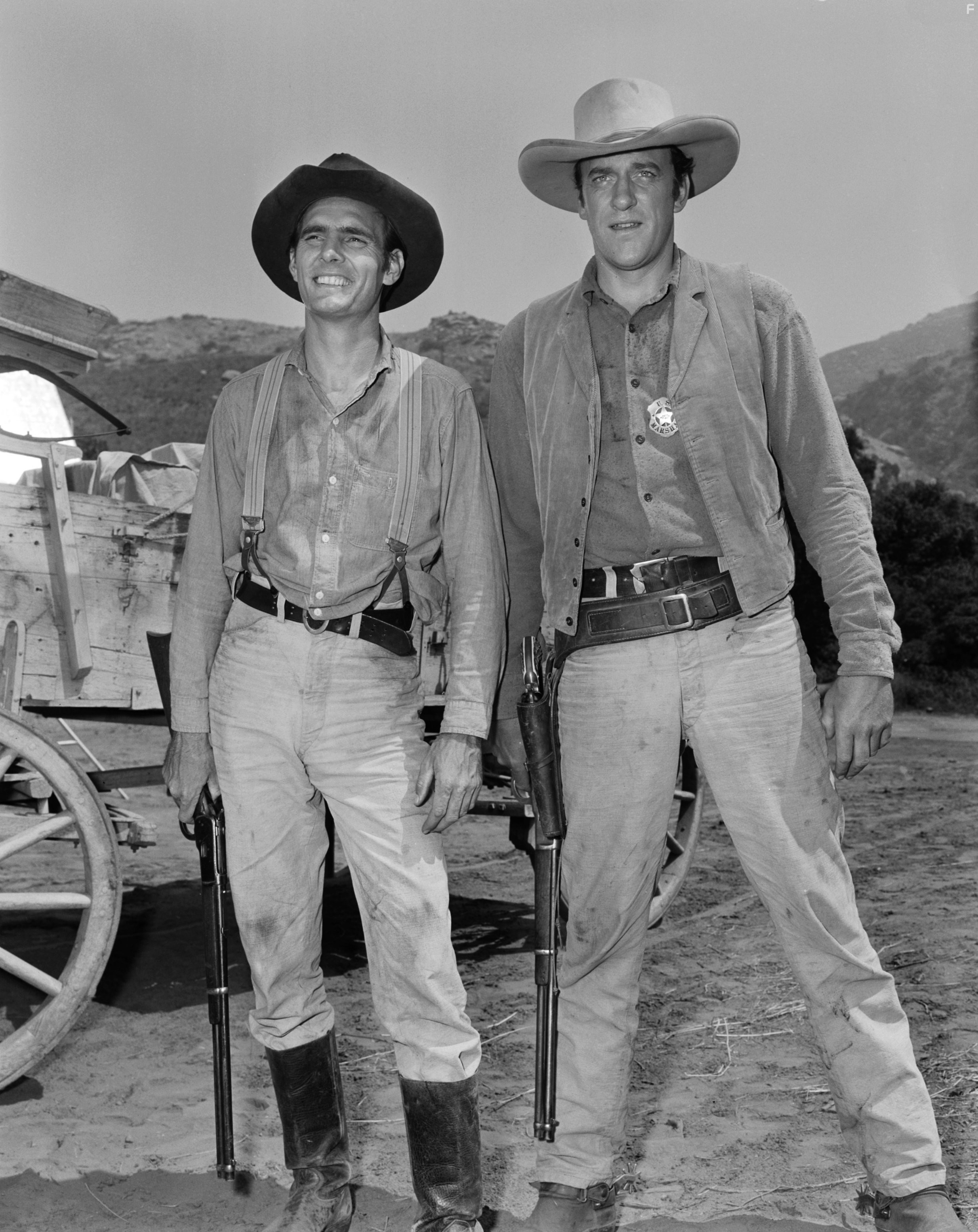 James Arness and Dennis Weaver in Дымок из ствола (1955)