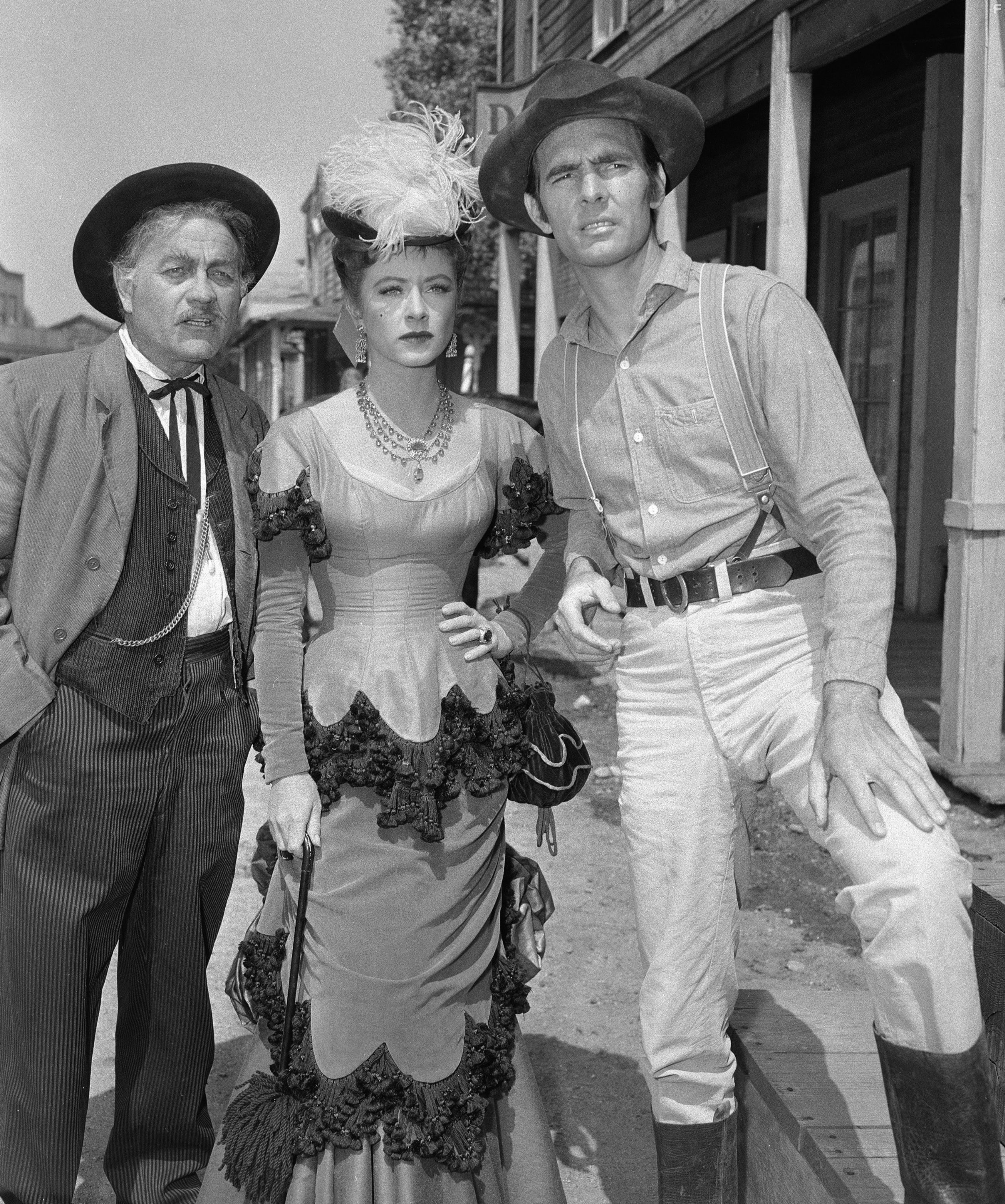 Amanda Blake, Milburn Stone, and Dennis Weaver in Дымок из ствола (1955)