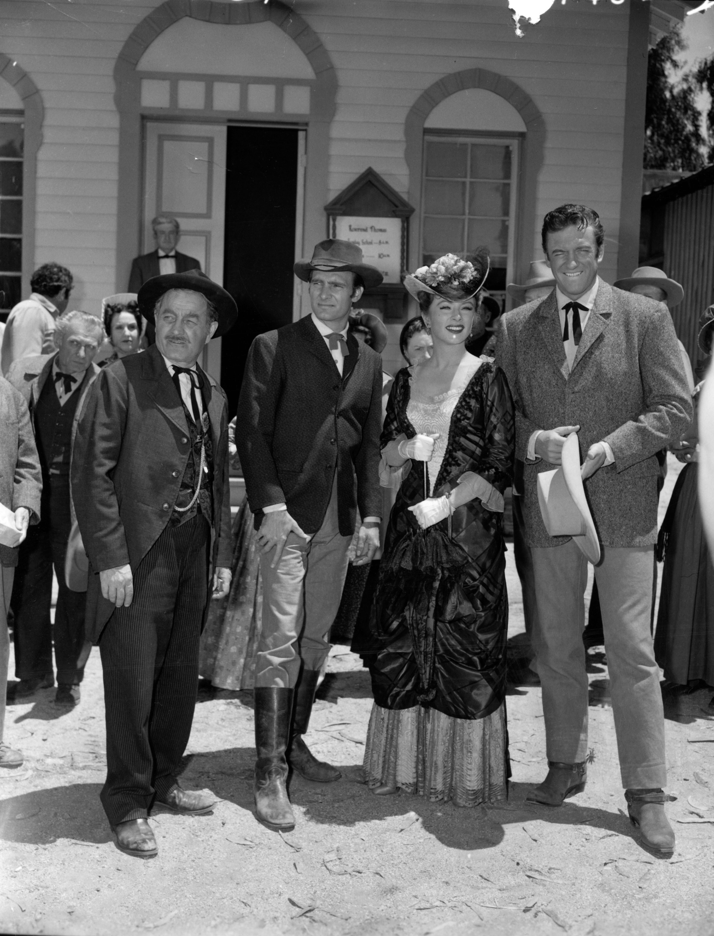 James Arness, Amanda Blake, Milburn Stone, and Dennis Weaver in Дымок из ствола (1955)