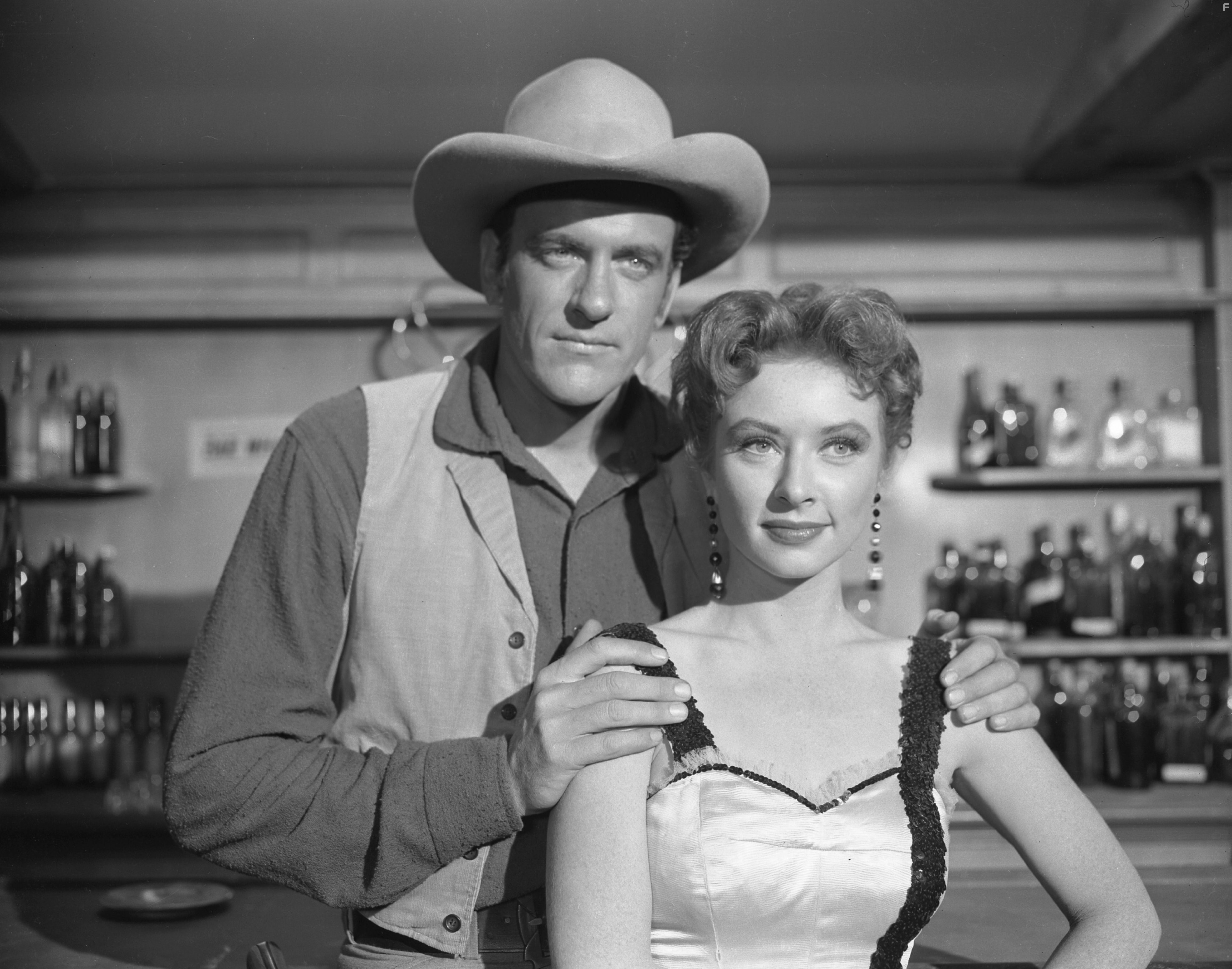 James Arness and Amanda Blake in Дымок из ствола (1955)