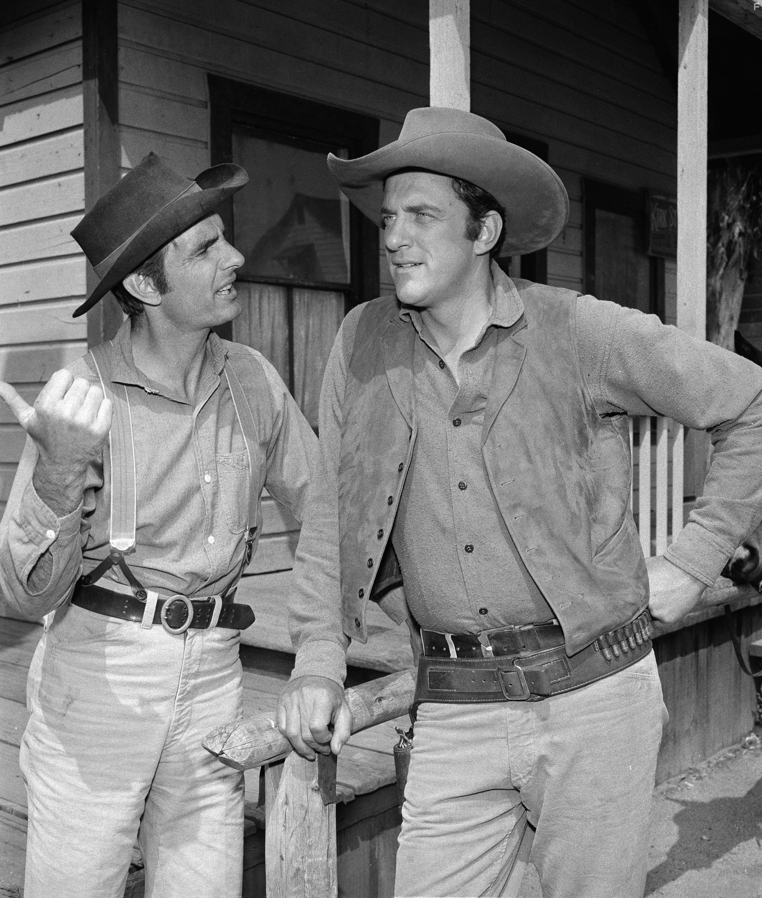 James Arness and Dennis Weaver in Дымок из ствола (1955)