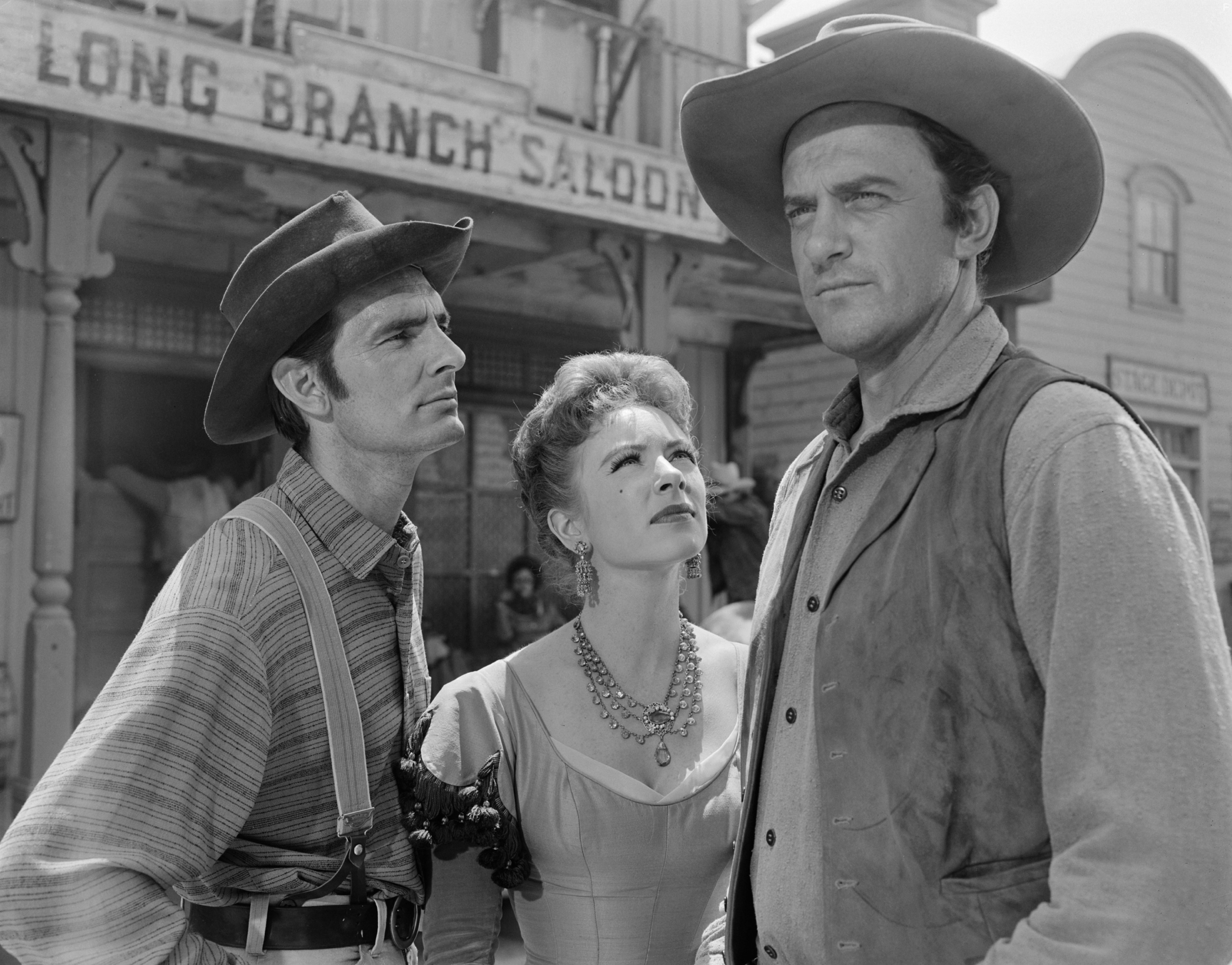 James Arness, Amanda Blake, and Dennis Weaver in Дымок из ствола (1955)