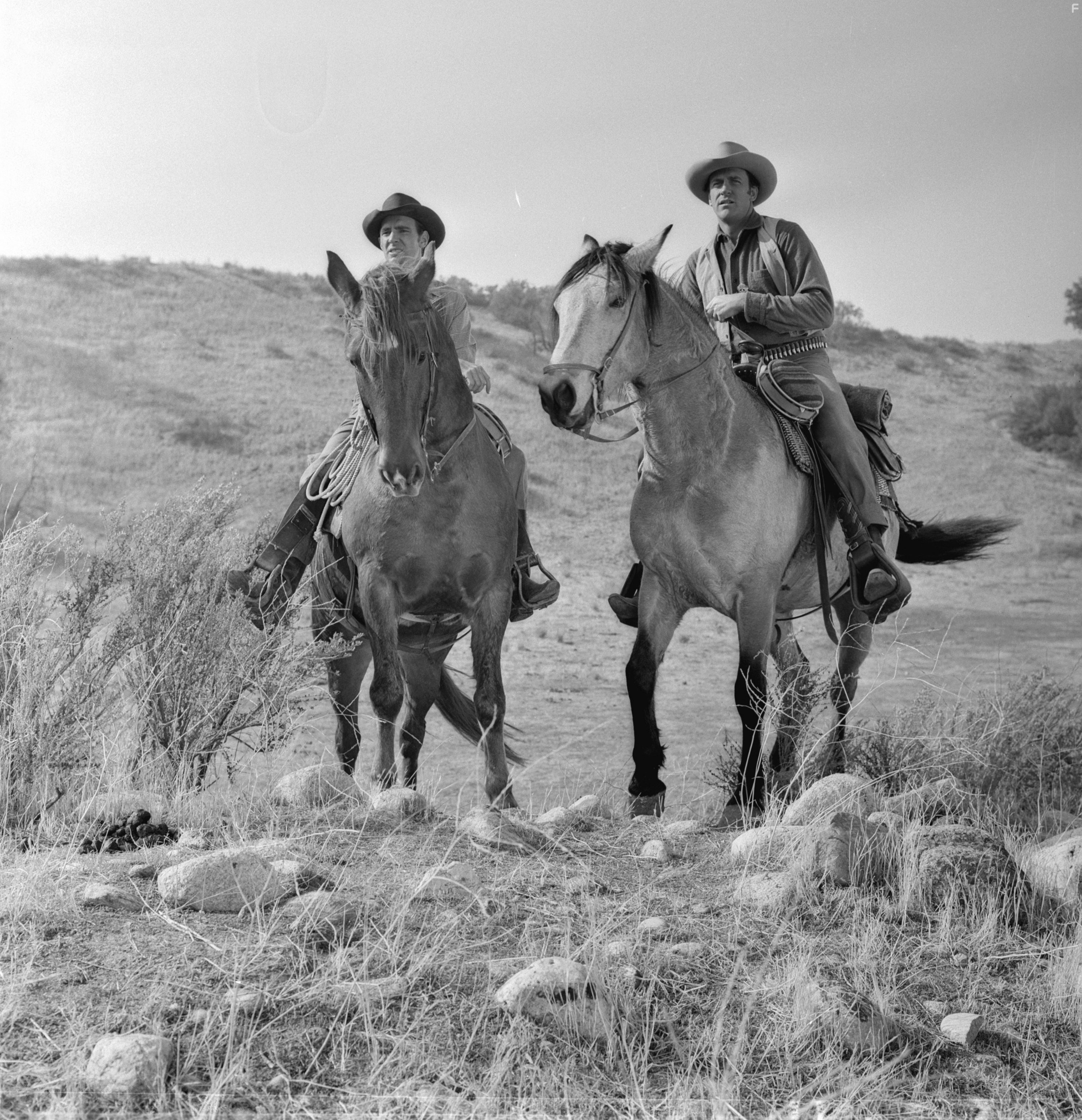 James Arness and Dennis Weaver in Дымок из ствола (1955)