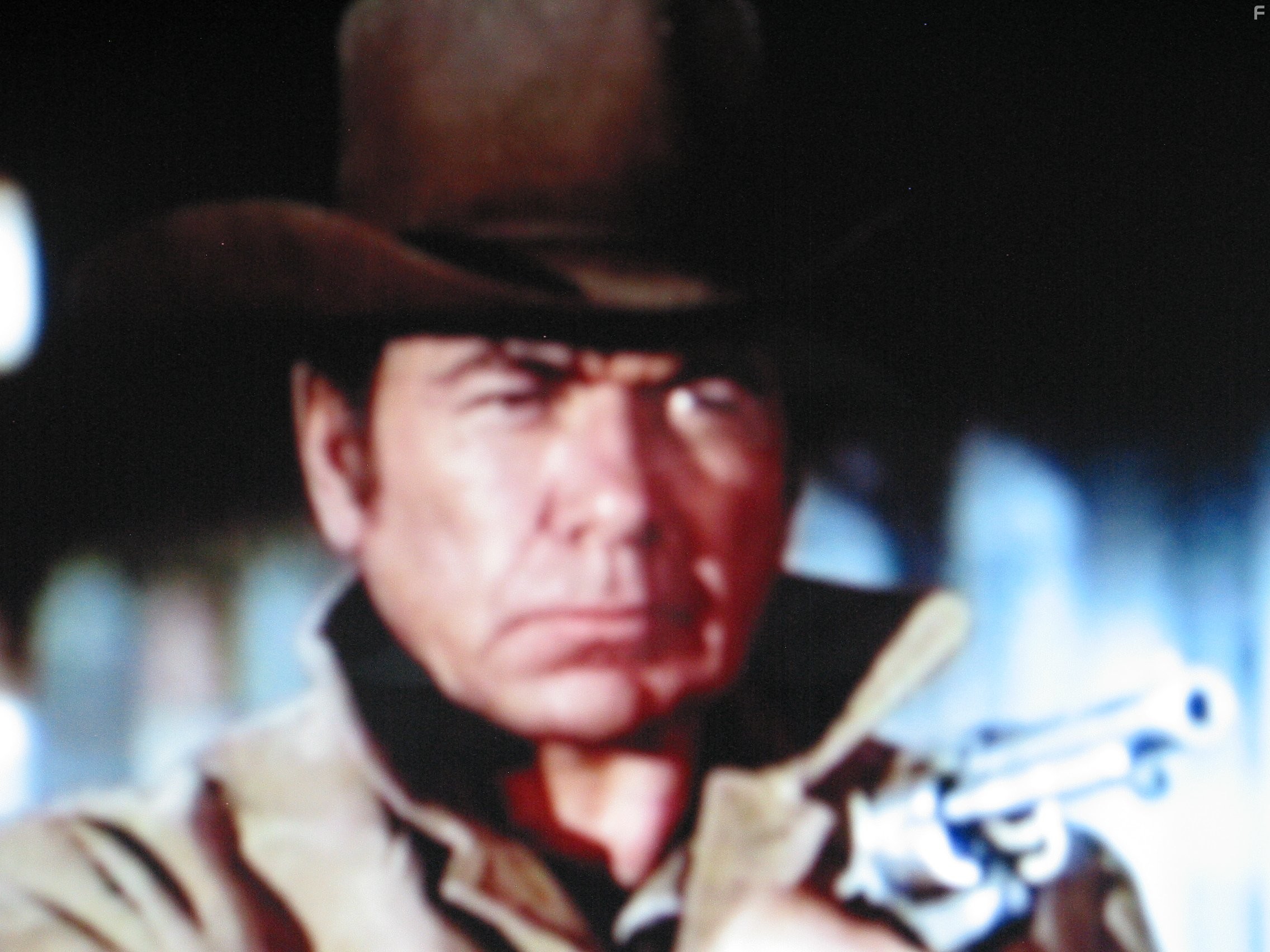 Claude Akins in Дымок из ствола (1955)