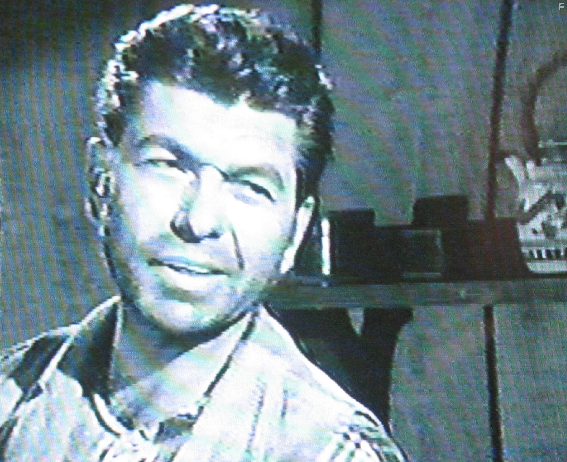 Claude Akins in Дымок из ствола (1955)