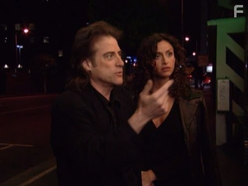 Richard Lewis and Sofia Milos in Умерь свой энтузиазм (2000)