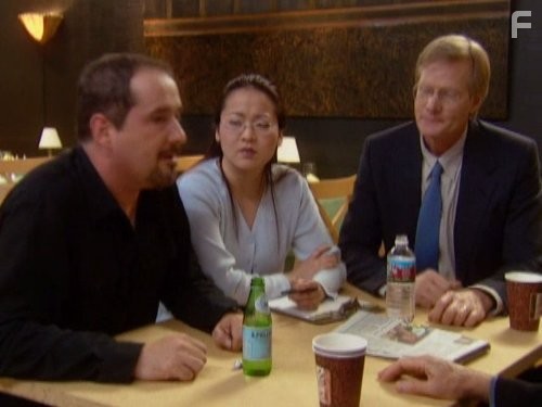 Suzy Nakamura and Jim Staahl in Умерь свой энтузиазм (2000)