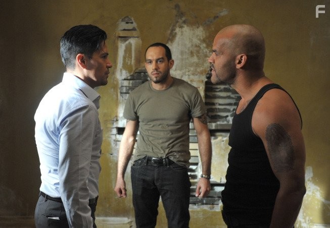 Jay Hernandez and Amaury Nolasco in Преступные связи (2014)