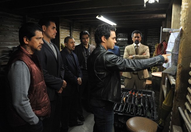 Cliff Curtis and Ramon Rodriguez in Преступные связи (2014)
