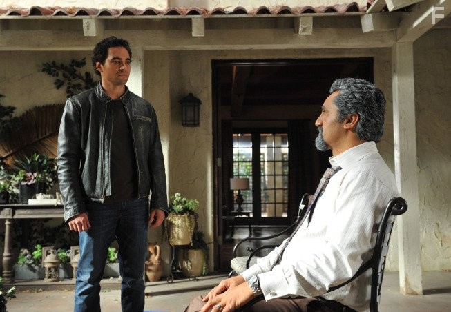 Cliff Curtis and Ramon Rodriguez in Преступные связи (2014)