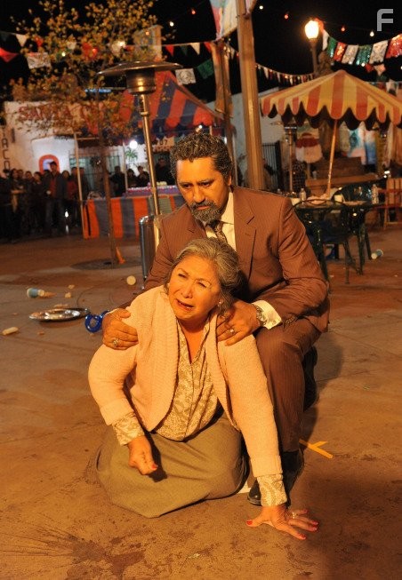Cliff Curtis and Julia Vera in Преступные связи (2014)