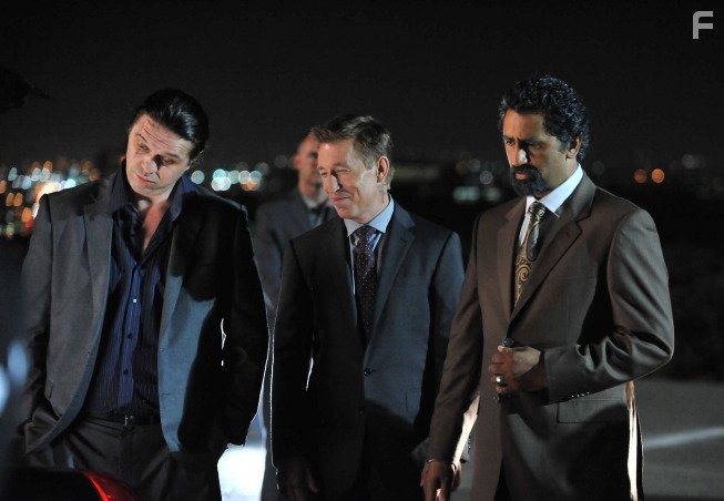 Javier Acosta, Cliff Curtis, and Miraj Grbic in Преступные связи (2014)