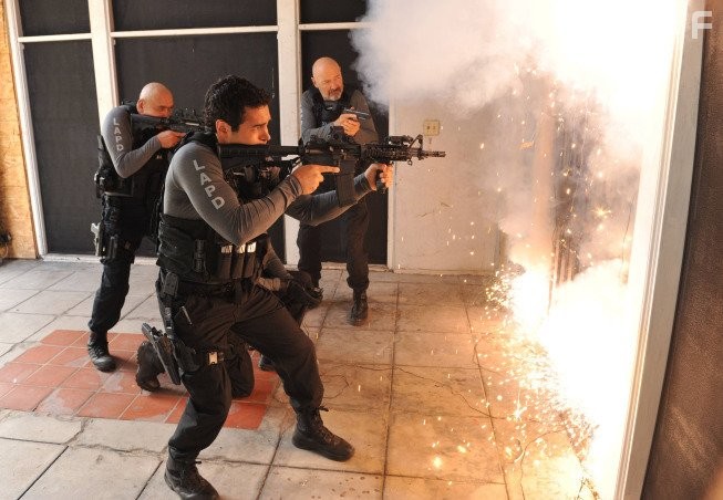 Terry O'Quinn and Ramon Rodriguez in Преступные связи (2014)